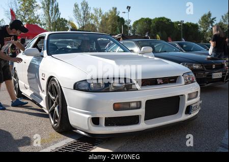 Vue de face d'une Nissan Skyline GT R33 blanche de neuvième génération lors d'une rencontre de voitures de sport japonaises. Banque D'Images