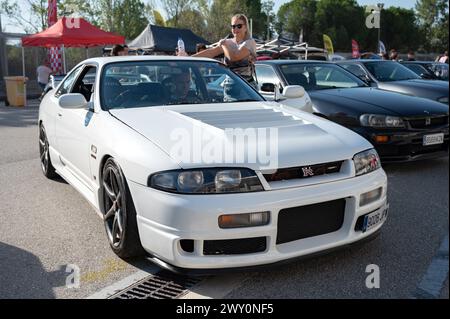 Vue de face d'une Nissan Skyline GT R33 blanche de neuvième génération lors d'une rencontre de voitures de sport japonaises. Banque D'Images