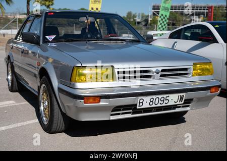 Vue avant d'une voiture de sport japonaise classique Nissan Bluebird 2.0SLX de la génération T12 T72 Series en gris argenté Banque D'Images