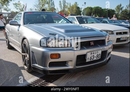 Vue de face d'une Nissan Skyline GT R34 de dixième génération argentée lors d'une rencontre automobile japonaise Banque D'Images