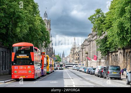 Vue de Princes Street, centre-ville d'Édimbourg par jour nuageux ensoleillé, Écosse, Royaume-Uni Banque D'Images