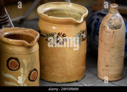 Pichets en poterie émaillée alsacienne anciens avec des motifs de ferme anciens exposés à Obernai, Alsace France. Banque D'Images