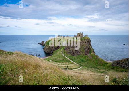 Découvrez le château de Dunnottar au sommet de la falaise, sur la côte nord-est de l'Écosse, près de Stonehaven dans l'Aberdeenshire, au Royaume-Uni Banque D'Images