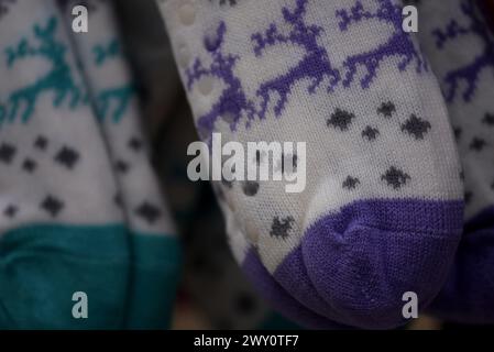 Chaussettes de chambre en laine tricotées à la main avec l'hiver nordique sur un magasin local d'Obernai en Alsace, France. Banque D'Images