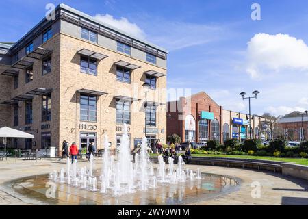 Gainsborough West Lindsey District Council bureaux fontaines et Prezzo Marshall's Yard Beaumont Street Gainsborough Lincolnshire Angleterre Royaume-Uni GB Banque D'Images