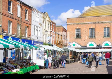 Place du marché de Gainsborough avec l'hôtel de ville de Gainsborough en arrière-plan Gainsborough Centre ville de Gainsborough Lincolnshire Angleterre Royaume-Uni GB Europe Banque D'Images