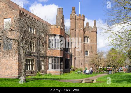 Gainsborough Old Hall manoir médiéval extérieur avec des gens assis à l'extérieur de Gainsborough Lincolnshire Angleterre Royaume-Uni GB Europe Banque D'Images