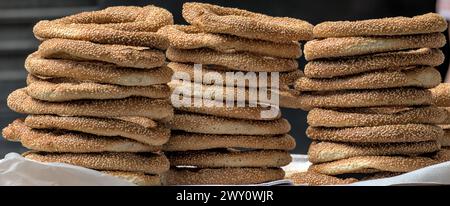 Bagels de sésame grecs (Koulouri) à vendre empilés dans une pile dans la rue en Grèce (nourriture de rue d'athènes, petit déjeuner, pain avec des graines de sésame) Banque D'Images