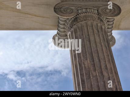 colonne grecque détail de colonne de la grèce antique (histoire du musée archéologie) décor de banque ionique marbre courbé blanc gros plan photo ciel bleu (orne historique Banque D'Images