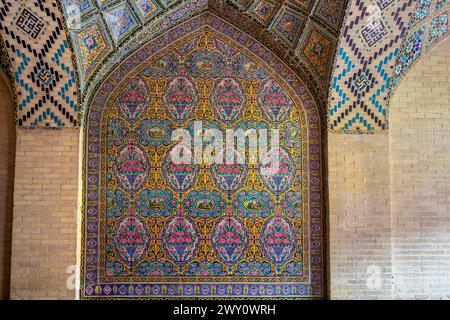 Shiraz, Iran - 29 février 2024 : L'intérieur de la mosquée Nasir al-Mulk (mosquée rose), est orné d'un motif floral composé de sept couleurs TI Banque D'Images