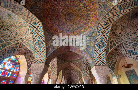 Shiraz, Iran - 29 février 2024 : L'intérieur de la mosquée Nasir al-Mulk (mosquée rose), est orné d'un motif floral composé de sept couleurs TI Banque D'Images