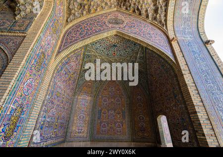 Shiraz, Iran - 29 février 2024 : L'intérieur de la mosquée Nasir al-Mulk (mosquée rose), est orné d'un motif floral composé de sept couleurs TI Banque D'Images