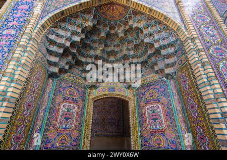 Shiraz, Iran - 29 février 2024 : L'intérieur de la mosquée Nasir al-Mulk (mosquée rose), est orné d'un motif floral composé de sept couleurs TI Banque D'Images