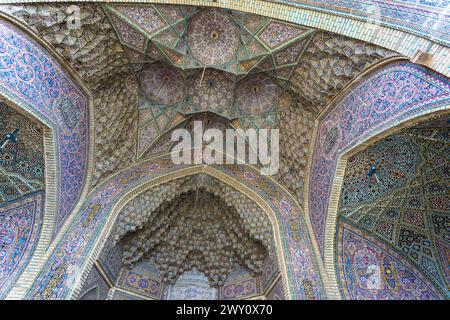 Shiraz, Iran - 29 février 2024 : L'intérieur de la mosquée Nasir al-Mulk (mosquée rose), est orné d'un motif floral composé de sept couleurs TI Banque D'Images