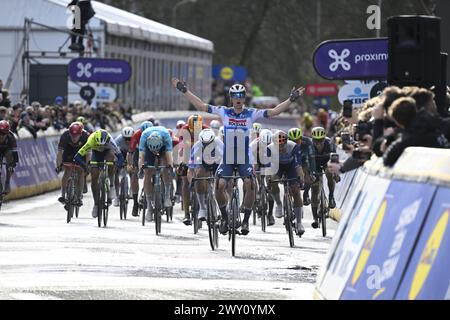 Schoten, Belgique. 03rd Apr, 2024. Tim Merlier célèbre sa victoire dans la course masculine de la 112e édition de l'épreuve cycliste d'une journée de Scheldeprijs, 205, à 3 km de Terneuzen, pays-Bas à Schoten, Belgique, sur %datetext. BELGA PHOTO %Photographer crédit : Belga News Agency/Alamy Live News Banque D'Images