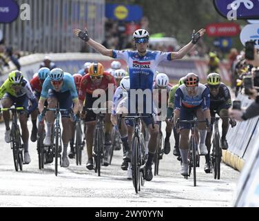 Schoten, Belgique. 03rd Apr, 2024. Tim Merlier célèbre sa victoire dans la course masculine de la 112e édition de l'épreuve cycliste d'une journée de Scheldeprijs, 205, à 3 km de Terneuzen, pays-Bas à Schoten, Belgique, sur %datetext. BELGA PHOTO %Photographer crédit : Belga News Agency/Alamy Live News Banque D'Images