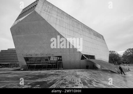 Vue de la salle de concert Casa de Musica de l'architecte Rem Koolhaas, inaugurée en 2005, Portugal, le 3 avril 2024 à Porto. Banque D'Images