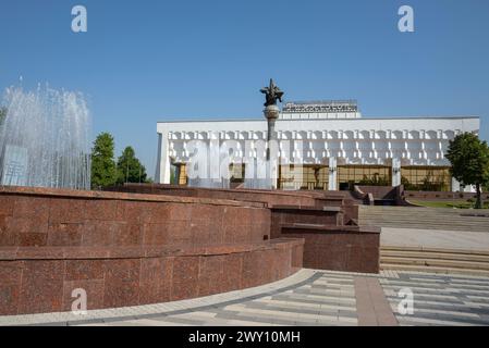 TACHKENT, OUZBÉKISTAN - 16 SEPTEMBRE 2022 : la place en face du Palais des Arts du Turkestan Tachkent, Ouzbékistan Banque D'Images