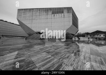 Vue de la salle de concert Casa de Musica de l'architecte Rem Koolhaas, inaugurée en 2005, Portugal, le 3 avril 2024 à Porto. Banque D'Images