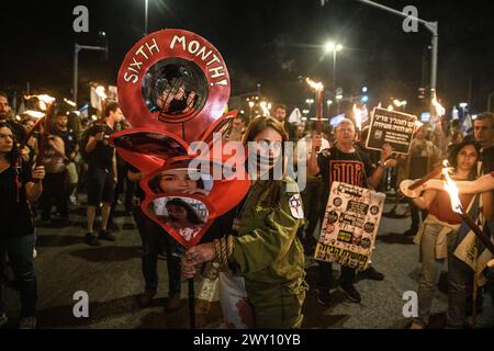 Israël. 02 avril 2024. Des milliers d'Israéliens se sont rassemblés autour de la Knesset pour protester contre le premier ministre Benjamin Netanyahu, suivi d'une marche au flambeau menée par les familles d'otages jusqu'à la résidence du premier ministre Netanyahu dans la rue Azza pour exiger un accord immédiat sur les otages et des élections générales. Des affrontements avec la police israélienne ont eu lieu autour de la barrière de police autour de la maison de Netanyahu. 5 ont été arrêtés, dont un manifestant qui s'est étendu sous un canon à eau de la moufette de la police, l'empêchant de fonctionner. Jérusalem, Israël. 02 avril 2024. (Matan Golan/Sipa USA). Crédit : Sipa USA/Alamy Live News Banque D'Images