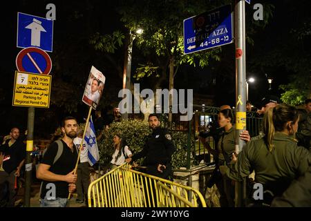 Israël. 02 avril 2024. Des milliers d'Israéliens se sont rassemblés autour de la Knesset pour protester contre le premier ministre Benjamin Netanyahu, suivi d'une marche au flambeau menée par les familles d'otages jusqu'à la résidence du premier ministre Netanyahu dans la rue Azza pour exiger un accord immédiat sur les otages et des élections générales. Des affrontements avec la police israélienne ont eu lieu autour de la barrière de police autour de la maison de Netanyahu. 5 ont été arrêtés, dont un manifestant qui s'est étendu sous un canon à eau de la moufette de la police, l'empêchant de fonctionner. Jérusalem, Israël. 02 avril 2024. (Matan Golan/Sipa USA). Crédit : Sipa USA/Alamy Live News Banque D'Images