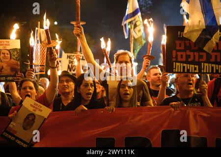 Israël. 02 avril 2024. Des milliers d'Israéliens se sont rassemblés autour de la Knesset pour protester contre le premier ministre Benjamin Netanyahu, suivi d'une marche au flambeau menée par les familles d'otages jusqu'à la résidence du premier ministre Netanyahu dans la rue Azza pour exiger un accord immédiat sur les otages et des élections générales. Des affrontements avec la police israélienne ont eu lieu autour de la barrière de police autour de la maison de Netanyahu. 5 ont été arrêtés, dont un manifestant qui s'est étendu sous un canon à eau de la moufette de la police, l'empêchant de fonctionner. Jérusalem, Israël. 02 avril 2024. (Matan Golan/Sipa USA). Crédit : Sipa USA/Alamy Live News Banque D'Images