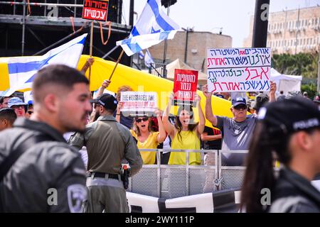 Israël. 02 avril 2024. Des milliers d'Israéliens se sont rassemblés autour de la Knesset pour protester contre le premier ministre Benjamin Netanyahu, suivi d'une marche au flambeau menée par les familles d'otages jusqu'à la résidence du premier ministre Netanyahu dans la rue Azza pour exiger un accord immédiat sur les otages et des élections générales. Des affrontements avec la police israélienne ont eu lieu autour de la barrière de police autour de la maison de Netanyahu. 5 ont été arrêtés, dont un manifestant qui s'est étendu sous un canon à eau de la moufette de la police, l'empêchant de fonctionner. Jérusalem, Israël. 02 avril 2024. (Matan Golan/Sipa USA). Crédit : Sipa USA/Alamy Live News Banque D'Images