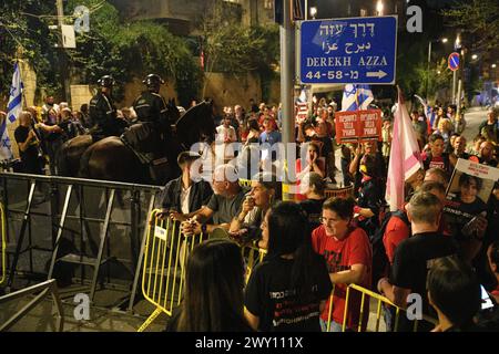 Israël. 02 avril 2024. Des milliers d'Israéliens se sont rassemblés autour de la Knesset pour protester contre le premier ministre Benjamin Netanyahu, suivi d'une marche au flambeau menée par les familles d'otages jusqu'à la résidence du premier ministre Netanyahu dans la rue Azza pour exiger un accord immédiat sur les otages et des élections générales. Des affrontements avec la police israélienne ont eu lieu autour de la barrière de police autour de la maison de Netanyahu. 5 ont été arrêtés, dont un manifestant qui s'est étendu sous un canon à eau de la moufette de la police, l'empêchant de fonctionner. Jérusalem, Israël. 02 avril 2024. (Matan Golan/Sipa USA). Crédit : Sipa USA/Alamy Live News Banque D'Images