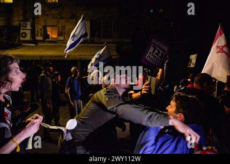 Israël. 02 avril 2024. Des milliers d'Israéliens se sont rassemblés autour de la Knesset pour protester contre le premier ministre Benjamin Netanyahu, suivi d'une marche au flambeau menée par les familles d'otages jusqu'à la résidence du premier ministre Netanyahu dans la rue Azza pour exiger un accord immédiat sur les otages et des élections générales. Des affrontements avec la police israélienne ont eu lieu autour de la barrière de police autour de la maison de Netanyahu. 5 ont été arrêtés, dont un manifestant qui s'est étendu sous un canon à eau de la moufette de la police, l'empêchant de fonctionner. Jérusalem, Israël. 02 avril 2024. (Matan Golan/Sipa USA). Crédit : Sipa USA/Alamy Live News Banque D'Images