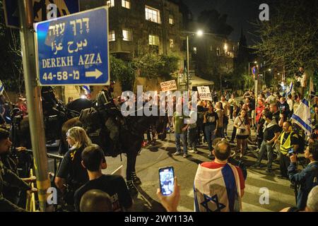 Israël. 02 avril 2024. Des milliers d'Israéliens se sont rassemblés autour de la Knesset pour protester contre le premier ministre Benjamin Netanyahu, suivi d'une marche au flambeau menée par les familles d'otages jusqu'à la résidence du premier ministre Netanyahu dans la rue Azza pour exiger un accord immédiat sur les otages et des élections générales. Des affrontements avec la police israélienne ont eu lieu autour de la barrière de police autour de la maison de Netanyahu. 5 ont été arrêtés, dont un manifestant qui s'est étendu sous un canon à eau de la moufette de la police, l'empêchant de fonctionner. Jérusalem, Israël. 02 avril 2024. (Matan Golan/Sipa USA). Crédit : Sipa USA/Alamy Live News Banque D'Images