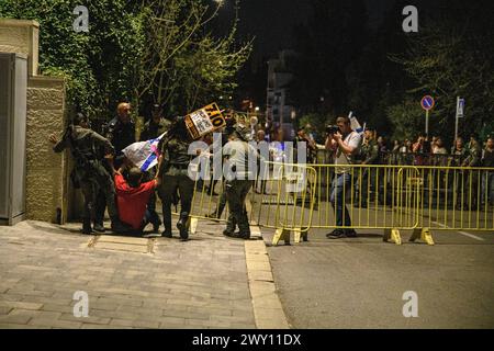 Israël. 02 avril 2024. Des milliers d'Israéliens se sont rassemblés autour de la Knesset pour protester contre le premier ministre Benjamin Netanyahu, suivi d'une marche au flambeau menée par les familles d'otages jusqu'à la résidence du premier ministre Netanyahu dans la rue Azza pour exiger un accord immédiat sur les otages et des élections générales. Des affrontements avec la police israélienne ont eu lieu autour de la barrière de police autour de la maison de Netanyahu. 5 ont été arrêtés, dont un manifestant qui s'est étendu sous un canon à eau de la moufette de la police, l'empêchant de fonctionner. Jérusalem, Israël. 02 avril 2024. (Matan Golan/Sipa USA). Crédit : Sipa USA/Alamy Live News Banque D'Images