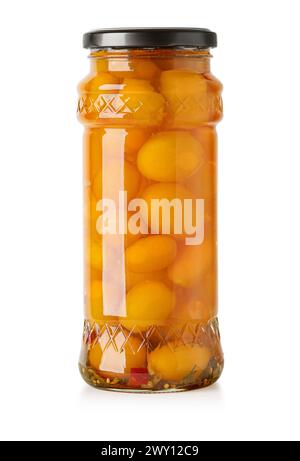 Tomates dans un pot, délicieuses tomates jaunes marinées dans un pot en verre isolé sur blanc avec chemin de coupe Banque D'Images