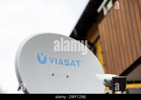 Une antenne parabolique de Viasat. Banque D'Images