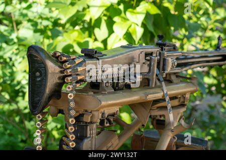 Mitrailleuse allemande de la seconde Guerre mondiale avec ceinture de munitions montée sur un support Banque D'Images