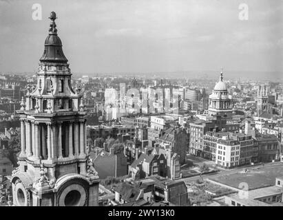 Londres, Royaume-Uni. Vue du sommet de la cathédrale Saint-Paul montrant le vieux Bailey (R) c1951/2 Banque D'Images