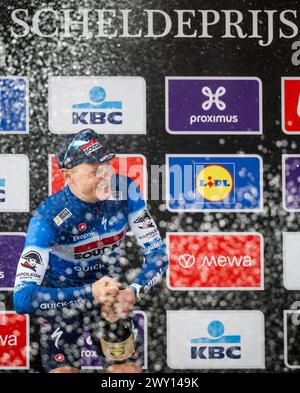 Schoten, Belgique. 03rd Apr, 2024. Le belge Tim Merlier célèbre sur le podium de la course masculine de la 112e édition de l'épreuve cycliste d'une journée Scheldeprijs, 205, à 3 km de Terneuzen, pays-Bas à Schoten, Belgique, sur %datetext. BELGA PHOTO %Photographer crédit : Belga News Agency/Alamy Live News Banque D'Images