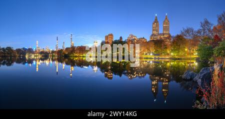 New York depuis Central Park la nuit. Banque D'Images