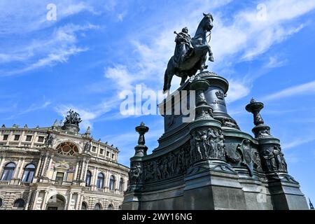 Dresde, Allemagne - 8 juillet 2023 : Opéra national (Semperoper) et statue du roi Johann sur la place Theaterplatz Banque D'Images