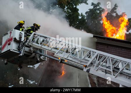 Les pompiers travaillent pour éteindre un incendie de plusieurs maisons d'alarme à Worcester, Massachusetts, États-Unis. Banque D'Images