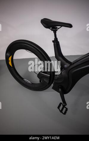 Reevo Hubless e-bike 750 W. Mobility City Technology Museum in Zaha Hadid’s Bridge (Bridge Pavilion), Saragosse, Espagne Banque D'Images