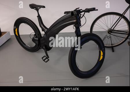 Reevo Hubless e-bike 750 W. Mobility City Technology Museum in Zaha Hadid’s Bridge (Bridge Pavilion), Saragosse, Espagne Banque D'Images