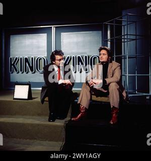 Kino, Kino, ZDF Filmmagazin, 1976, Moderator Wolfgang Ebert (?) Und als prominenter Gast : Michael Douglas, amerikanischer Schauspieler, er spricht über Seine Rolle als Inspector Steve Keller in der US TV Serie : Die Strassen von San Francisco, Originaltitel : The Streets of San Francisco. Banque D'Images