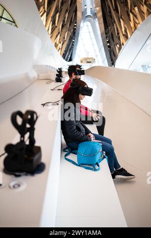 Visiteurs essayant des lunettes de réalité virtuelle au Mobility City Technology Museum du pont de Zaha Hadid (Pavillon du pont), Saragosse, Espagne Banque D'Images