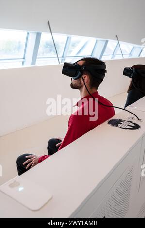 Visiteurs essayant des lunettes de réalité virtuelle au Mobility City Technology Museum du pont de Zaha Hadid (Pavillon du pont), Saragosse, Espagne Banque D'Images