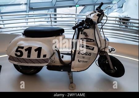 Vespark Project, record du monde Guiness en distance parcourue par une moto électrique en 24 heures. Musée de la technologie de la ville de mobilité dans le BRI de Zaha Hadid Banque D'Images