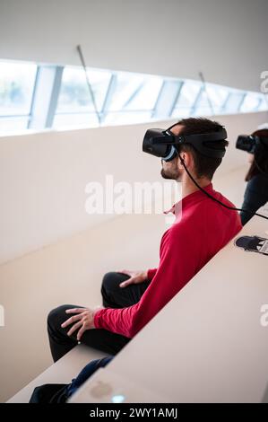 Visiteurs essayant des lunettes de réalité virtuelle au Mobility City Technology Museum du pont de Zaha Hadid (Pavillon du pont), Saragosse, Espagne Banque D'Images