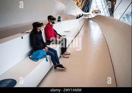 Visiteurs essayant des lunettes de réalité virtuelle au Mobility City Technology Museum du pont de Zaha Hadid (Pavillon du pont), Saragosse, Espagne Banque D'Images