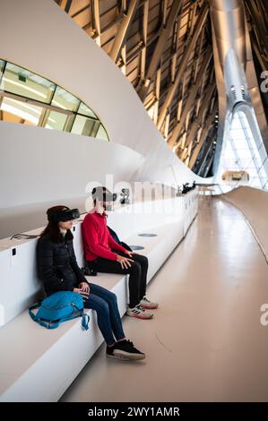 Visiteurs essayant des lunettes de réalité virtuelle au Mobility City Technology Museum du pont de Zaha Hadid (Pavillon du pont), Saragosse, Espagne Banque D'Images