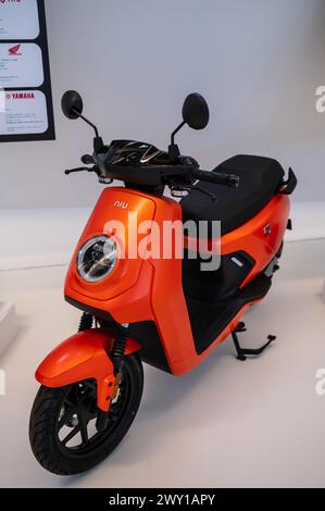 Moto électrique NIU MQI GT EVO. Musée de la technologie de la ville de mobilité dans le pont de Zaha Hadid (Pavillon du pont), Saragosse, Espagne Banque D'Images