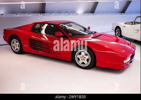 Ferrari Testarossa de 1989. Musée de la technologie de la ville de mobilité dans le pont de Zaha Hadid (Pavillon du pont), Saragosse, Espagne Banque D'Images